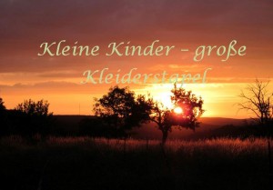 Kleine_Kinder-große Kleiderstapel