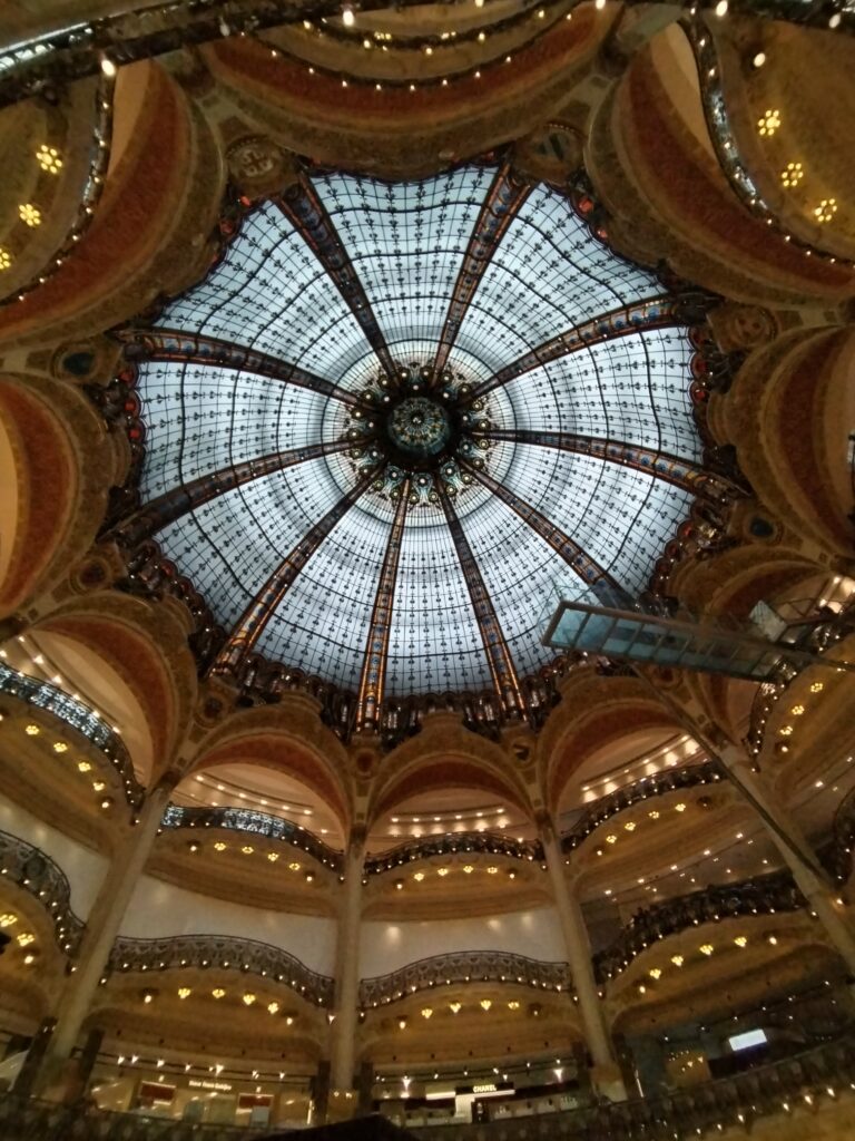 Glaskuppel in der Galerie Lafayette in Paris